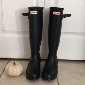 Women’s matte black hunter rain boots ☔️